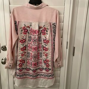 John Mark women’s pink stripe embroidered back tunic EUC